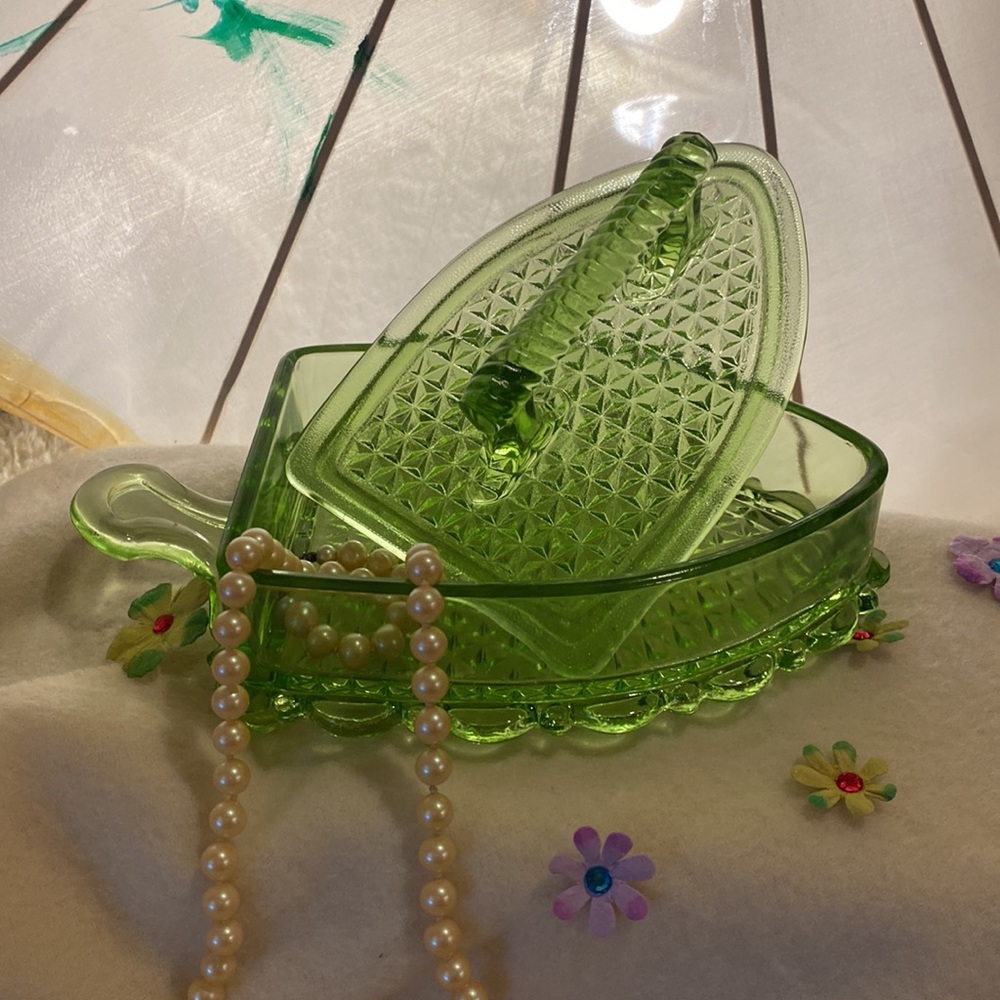 L.G. Wright Flat Iron Green Pressed Depression Glass, Lidded Candy Dish😎